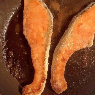 フライパンで簡単！鮭の醤油バター焼き